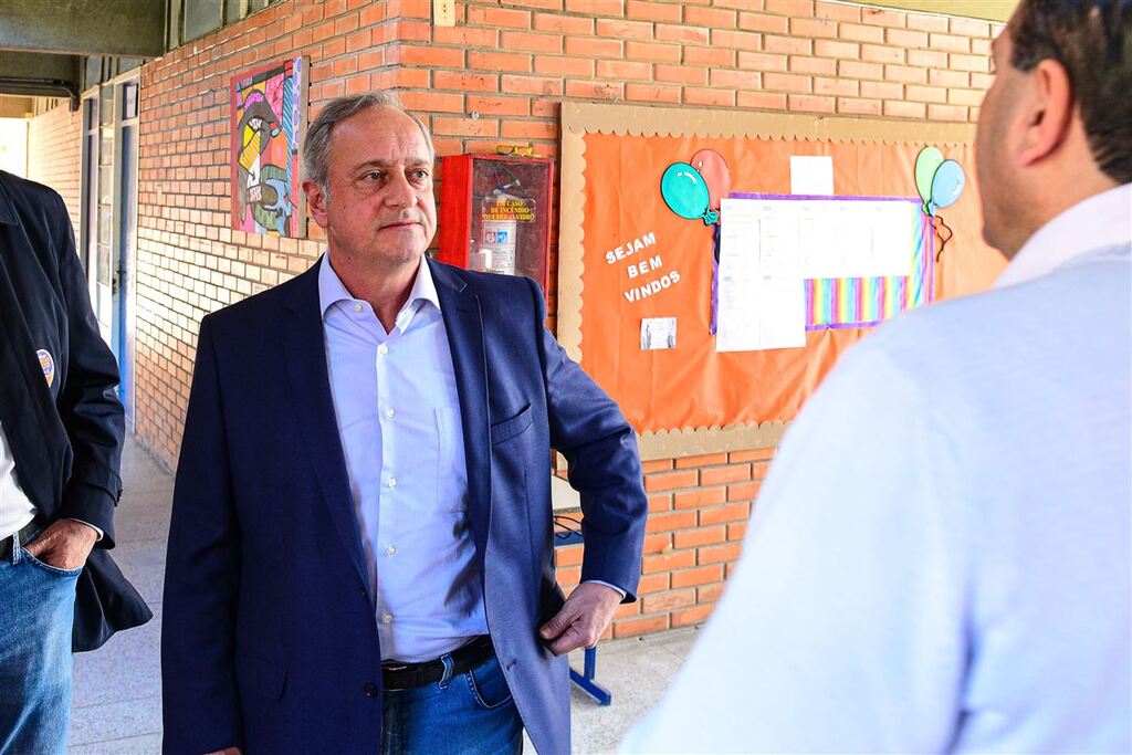 Vieira da Cunha, candidato ao governo do Estado pelo PDT, defende escola em turno integral, durante campanha em Santa Maria