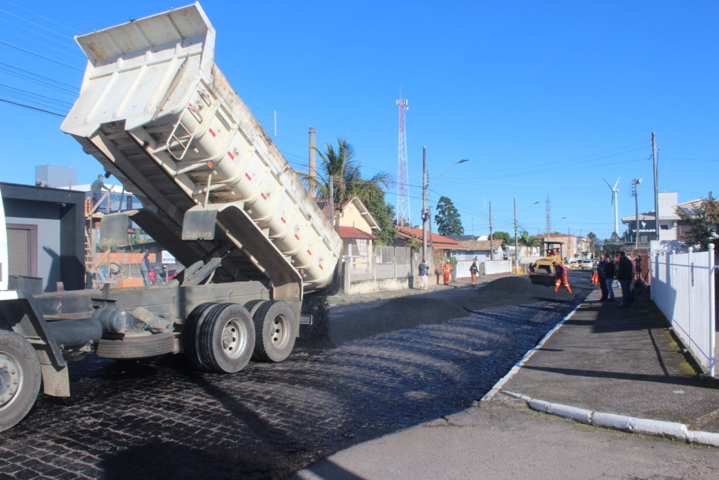 Novo acesso à BR-101 recebe pavimentação em Capivari; Prefeitura lança pacote de obras