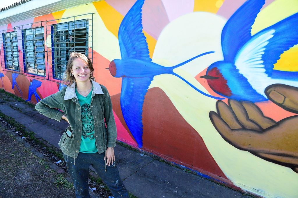 Fachada de escola municipal Sérgio Lopes é revitalizada e ganha novas cores com grafite