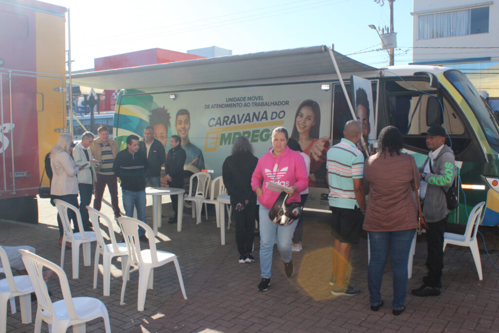 Caravana do Emprego atende mais de 100 pessoas em Capivari de Baixo
