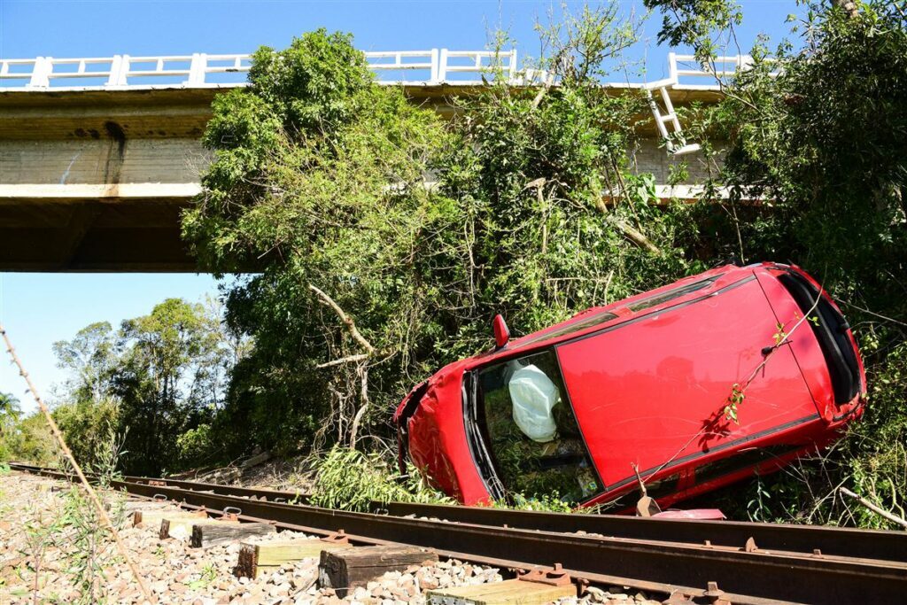 Motorista cai com carro de ponte de uma altura de mais de 15 metros na RSC-287 em Santa Maria