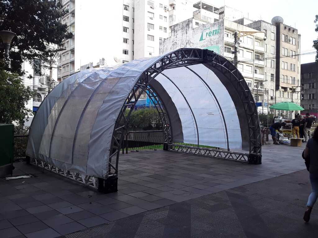 Nova tenda da Kiss é instalada provisoriamente para vigília na Praça Saldanha Marinho