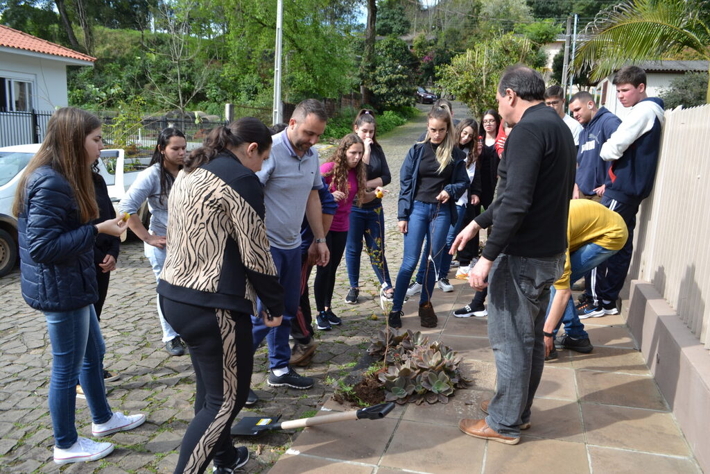 Árvores são plantadas em comemoração aos 41 anos da Escola Estadual de Educação Básica Tiradentes de Nova Palma