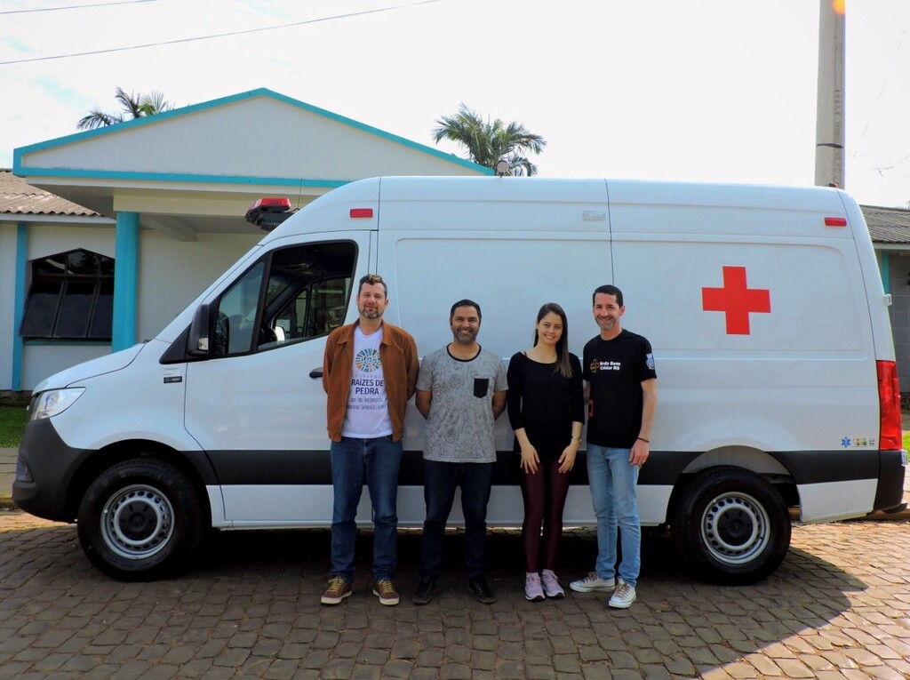 Nova Esperança do Sul recebe ambulância nova