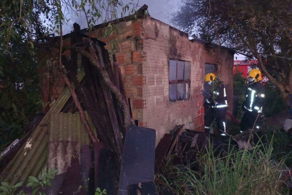 Residência é consumida pelo fogo durante a madrugada em Santa Maria