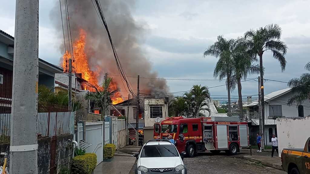 Prédio pega fogo e incêndio é combatido pelos bombeiros no Bairro Perpétuo Socorro