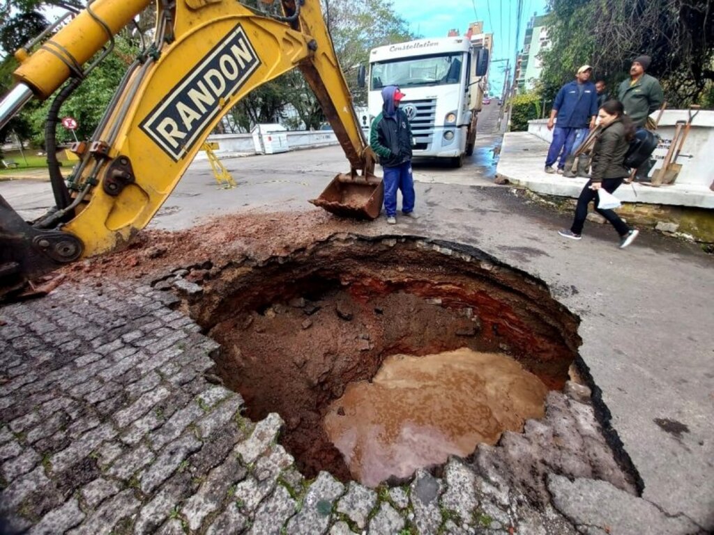 Trânsito está bloqueado em trecho da Avenida Itaimbé devido a cratera formada pela chuva