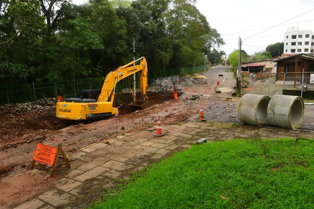 Cratera na Rua Tamanday está em obras e o trânsito bloqueado