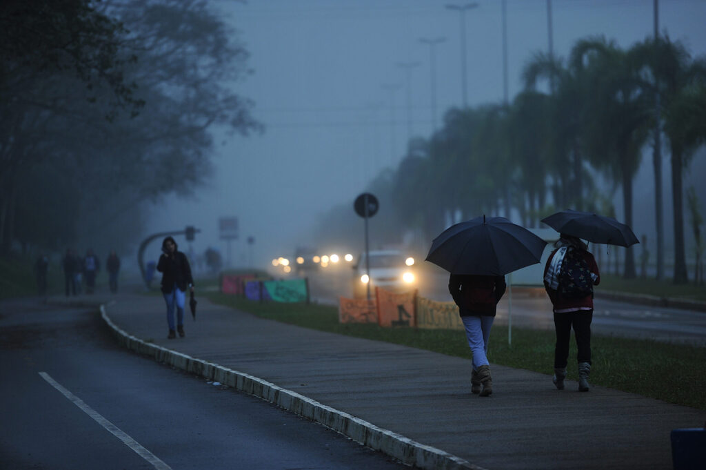 Previsão do tempo: semana inicia com dias nublados, chuva e umidade