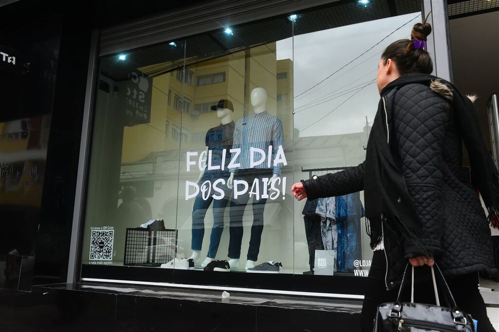 Lojas devem abrir neste domingo para facilitar as compras aos pais