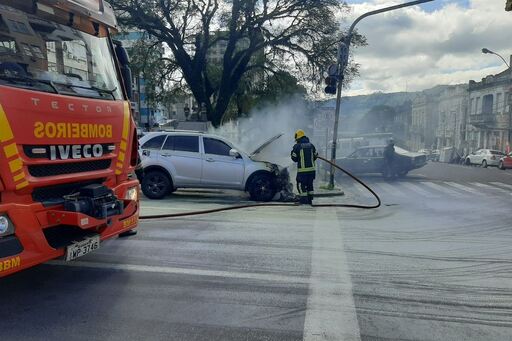 VÍDEO: Carro pega fogo no centro de Caxias do Sul