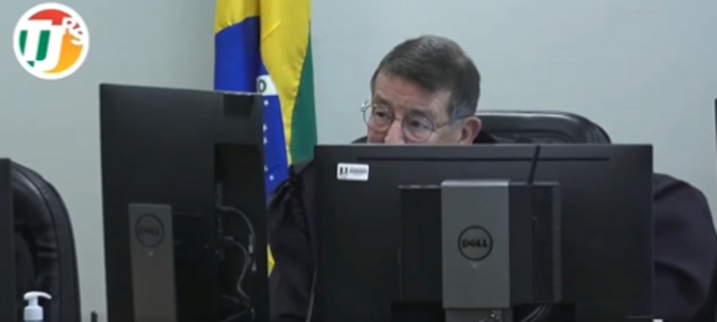 Em áudio vazado durante julgamento do Caso Kiss, desembargador chama o assistente de acusação de “aquela topeira”, assista o vídeo