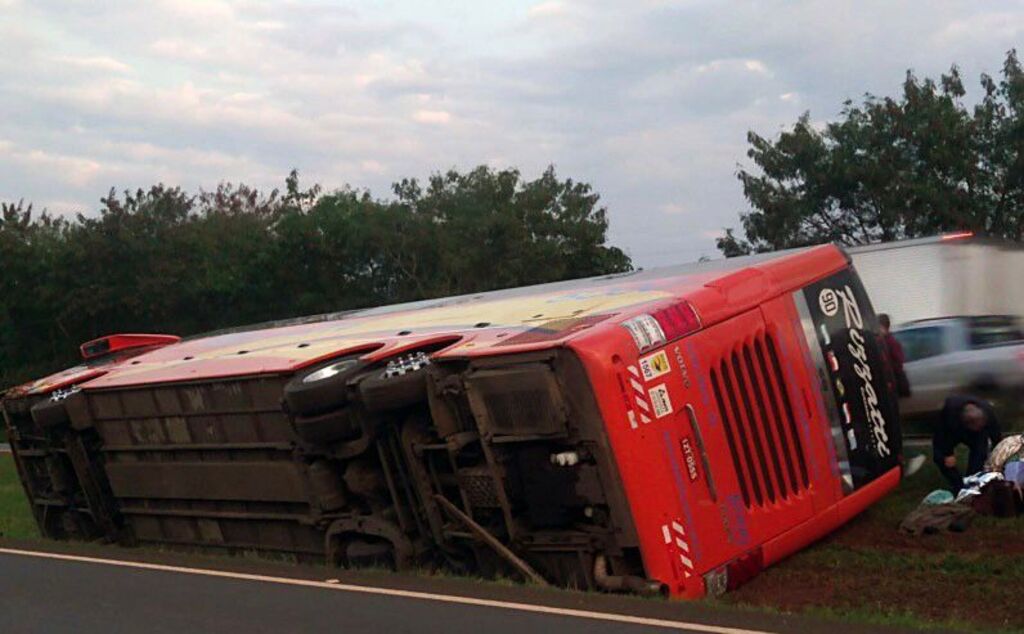 Ônibus de Santa Maria tomba no Paraná, uma pessoa morre e seis ficam feridas