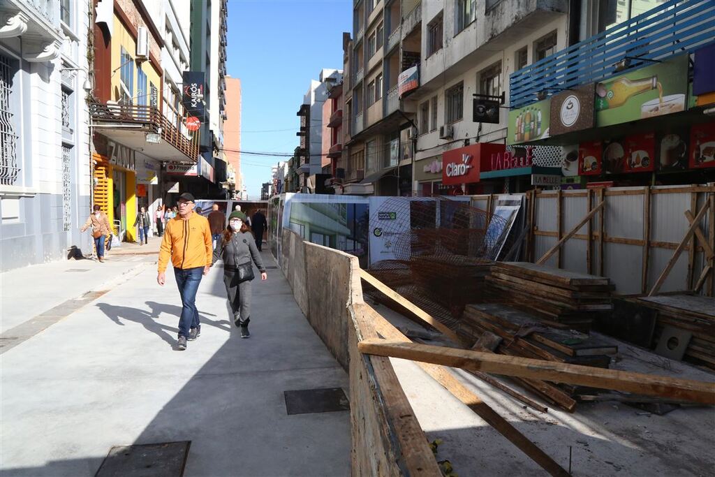 Obras no Calçadão: trabalho agora segue nas laterais do local