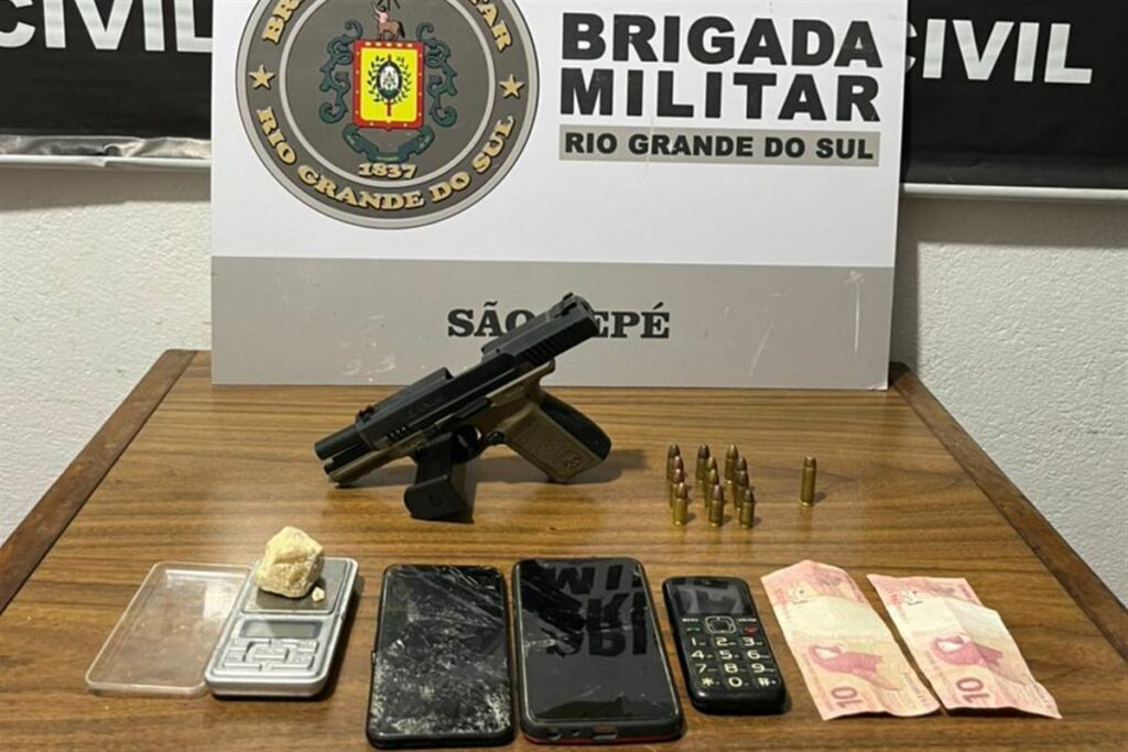 Após se dar um tiro acidental, suspeito pede socorro e é preso com arma, dinheiro e droga em São Sepé