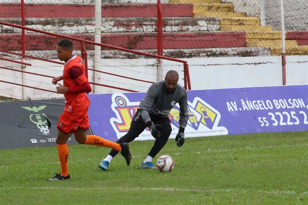 Inter-SM anuncia contratações do goleiro Lucio e do atacante Gustavo Sapeka