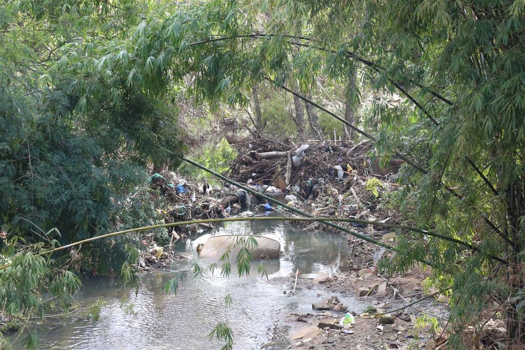 Deni Zolin: por que o Cadena não poderia ter uma ecobarreira para retirar o lixo, como existe em Porto Alegre?