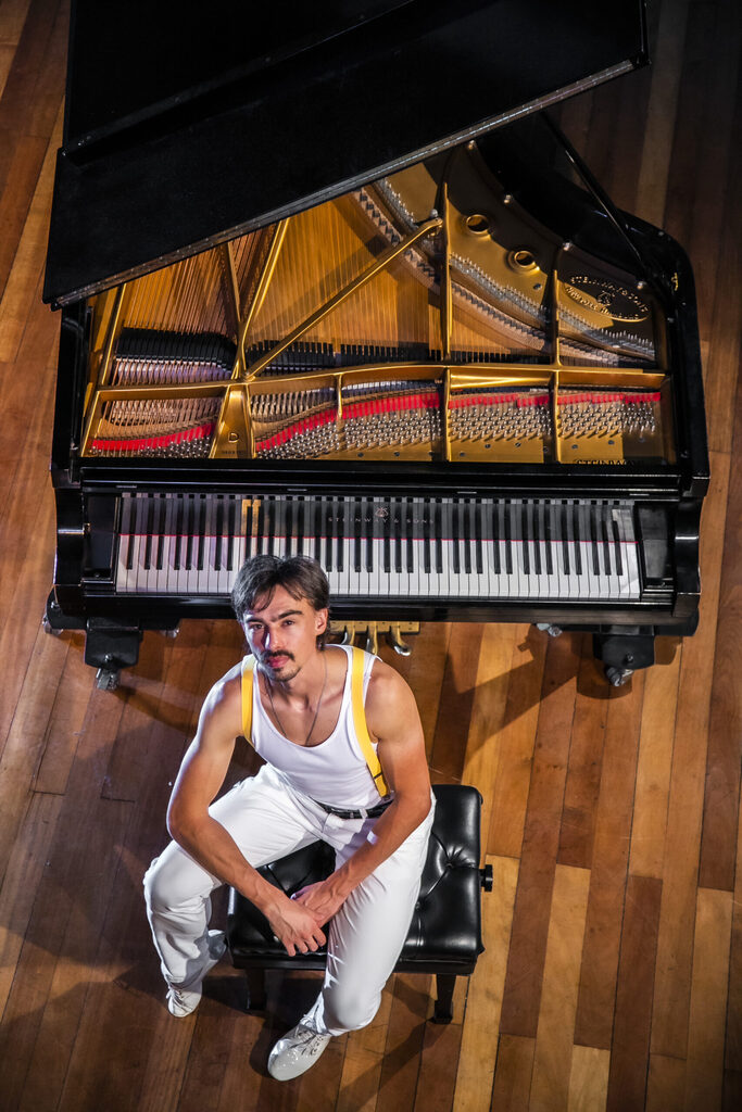 Pianista curitibano realiza concerto com clássicos do Queen em Santa Maria