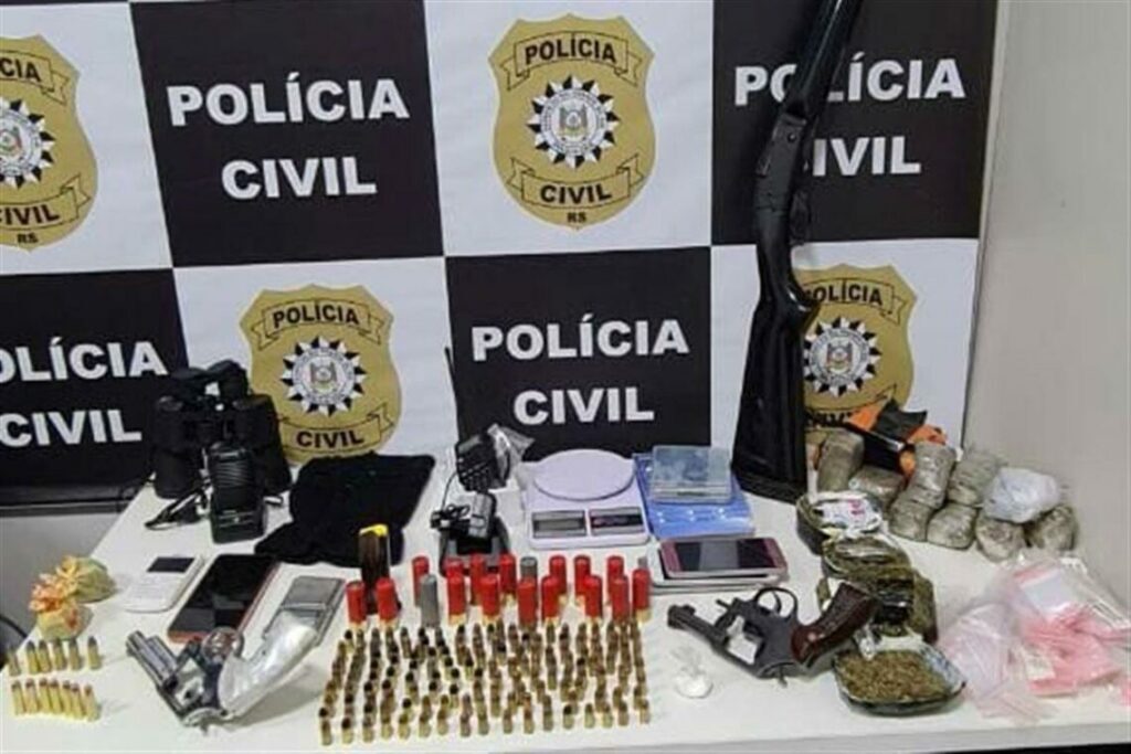 Jovem é preso com armas, munições e drogas em Santa Maria