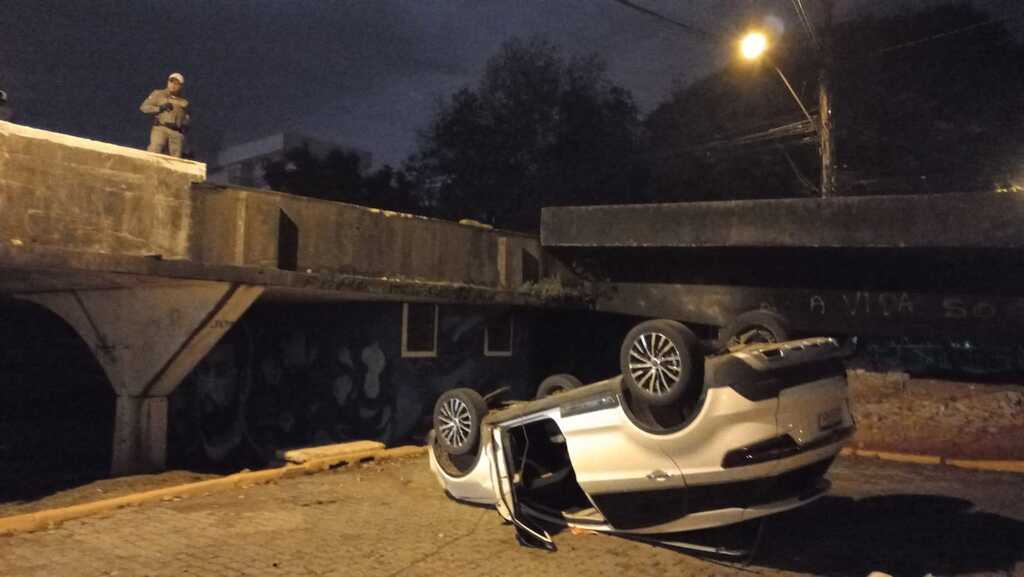 Motorista perde controle e cai de viaduto no Parque Itaimbé