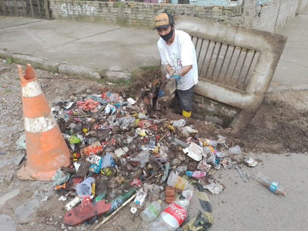 Maurício Araujo: 7,5 toneladas de lixo são retiradas dos bueiros por dia