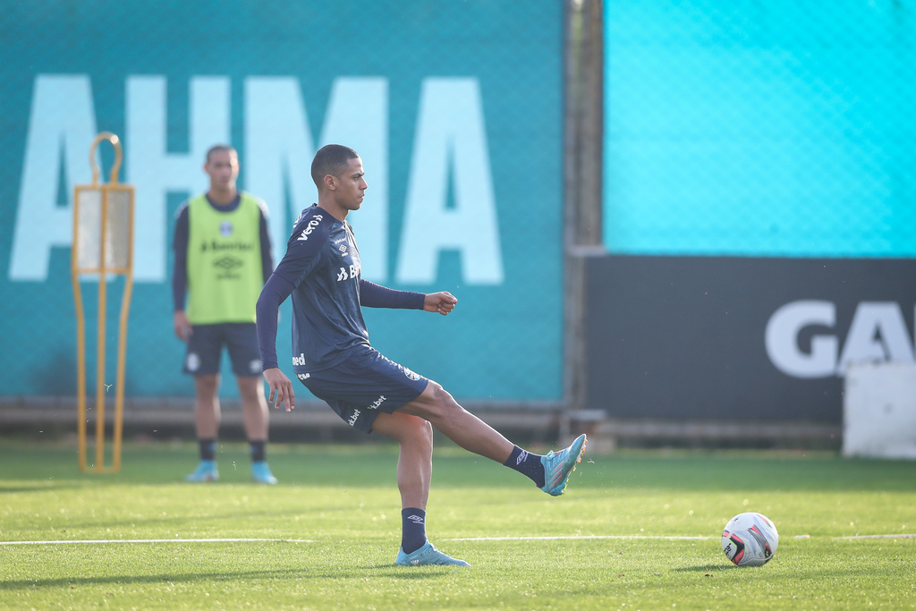 Lucas Uebel/Gremio FBPA - RS - FUTEBOL/ TREINO GREMIO 2022 - ESPORTES - Jogadores do Gremio realizam treino técnico durante a tarde desta quarta-feira, no CT Luiz Carvalho, na preparação para a partida valida pelo Campeonato Brasileiro 2022. FOTO: LUCAS UEBEL/GREMIO FBPA