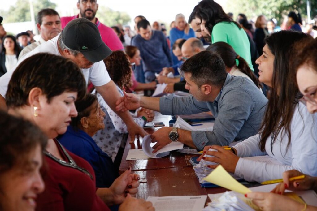 Prefeitura entrega mais de 400 certidões de imóveis para moradores do loteamento Km 2