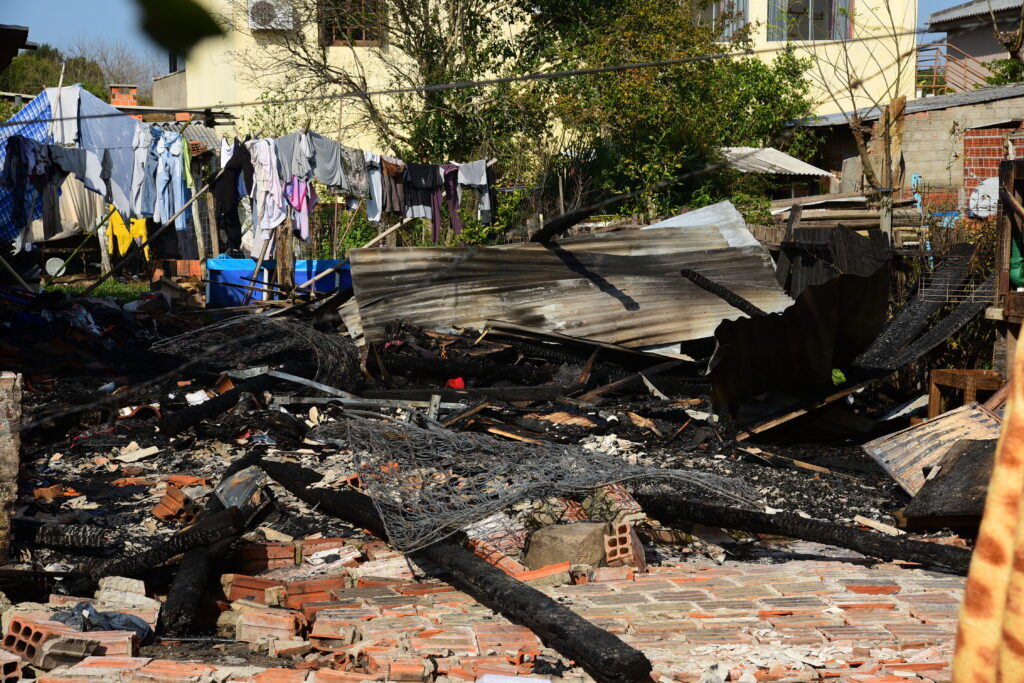 Polícia investiga possível incêndio criminoso em residência em Santa Maria