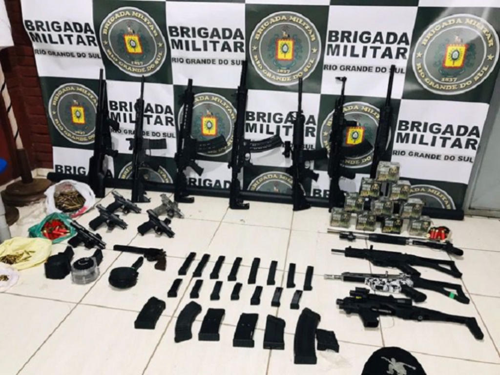 Espingardas, fuzis e submetralhadoras: BM apreende grande quantidade de armas em residência e jovem é preso