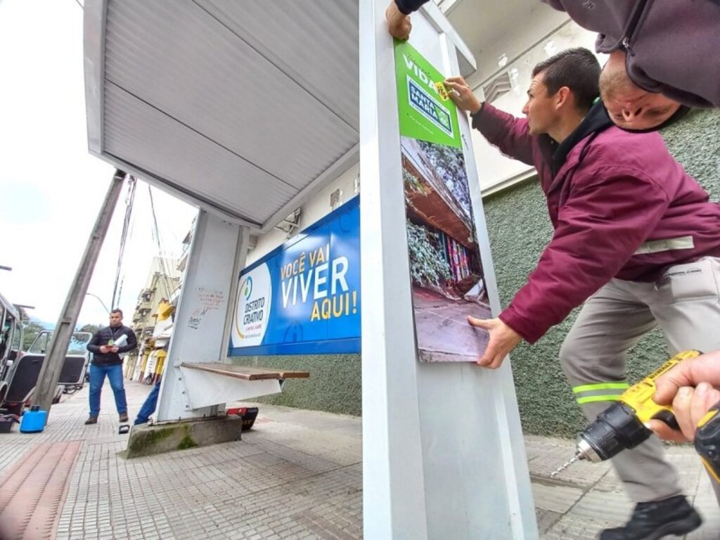 Prefeitura inicia colocação de adesivos em novas paradas de ônibus da região central de Santa Maria