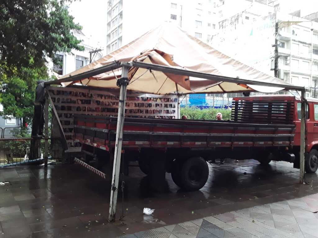 Tenda de familiares da boate Kiss é desmontada para reforma