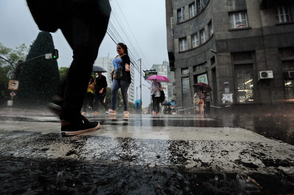 Primeiro dia de inverno registra 50mm de chuva e alerta para descargas elétricas e granizo em Santa Maria