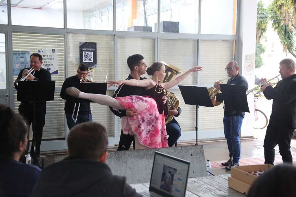 Orquestra Sinfônica de Santa Maria realiza ação em parceria com bailarinos no hall do HUSM e do Restaurante Universitário da UFSM