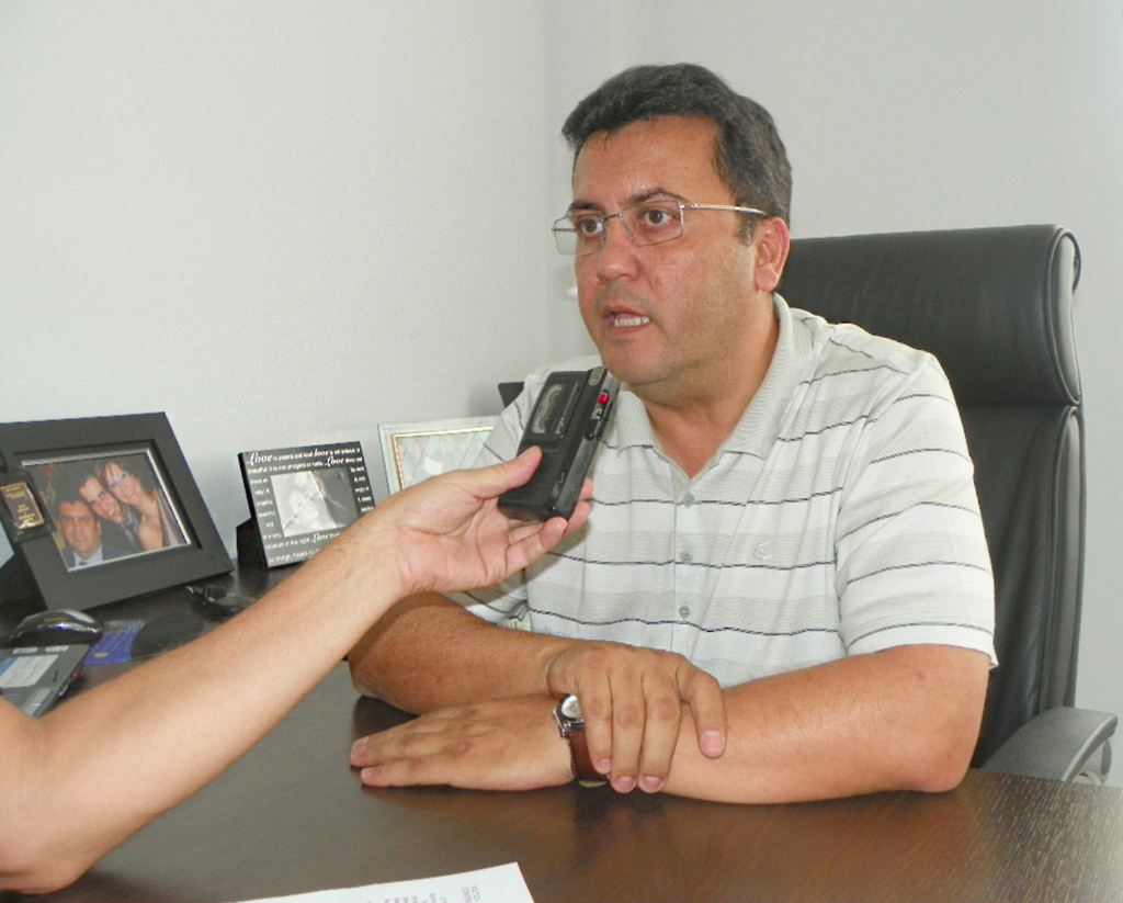 Enio O Azevedo - Foto legenda: POLÍTICA - O TEMPO jornal de fato entrevistando Totonho março de 2011, quando levou para o ninho tucano lideranças do PR (Adriano e Polaco) na época novos filiados na convenção municipal. Ele presidiu o PSDB, sendo arrojado e determinado nas ações e serviços. 
Totonho * 17 de agosto de 1957
+ 13 de junho de 2023.