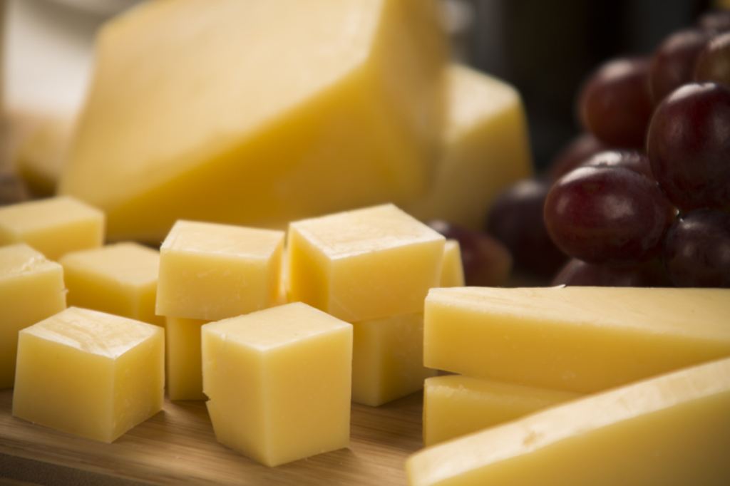 Queijo encontrado com bactéria que causa diarreia: o que fazer se tiver produto de lote reprovado em casa