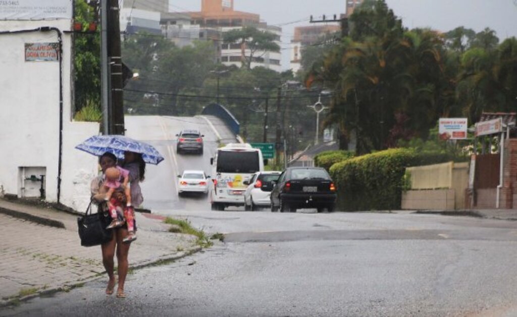 Defesa Civil alerta para grande volume de chuva e alto risco para diversas regiões do estado