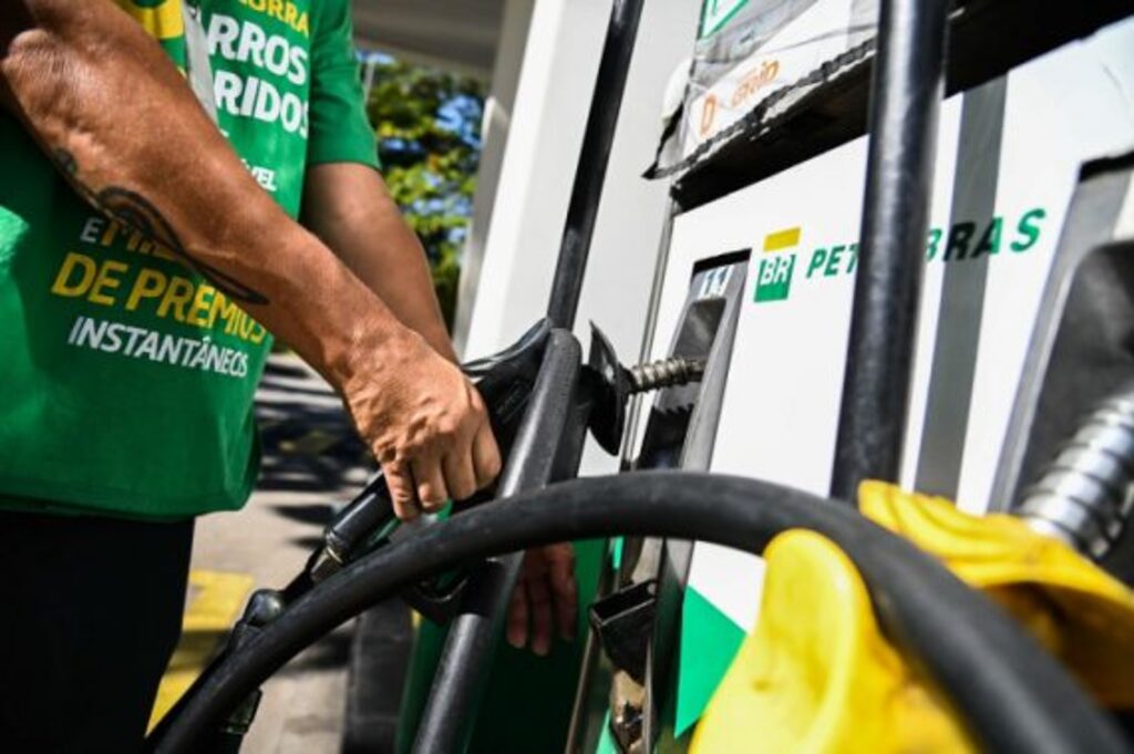 Petrobras anuncia redução do preço do litro da gasolina vendido para distribuidoras