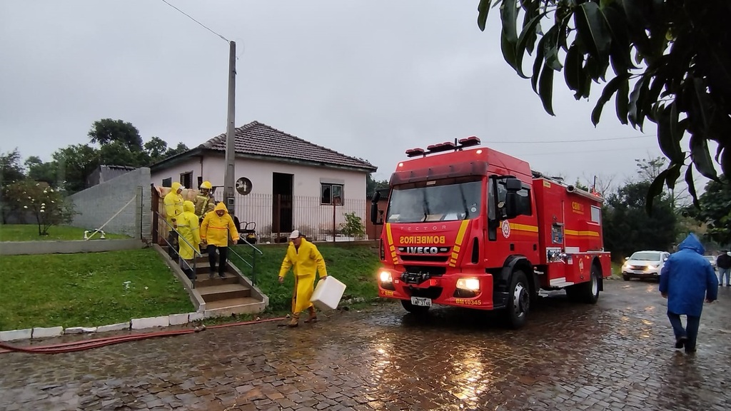 Foto: Alcir61 - Incêndio aconteceu na tarde desta quinta-feira, 15, nesta casa da Rua Marechal Deodoro, no Bairro Centro Baixo. Vítima foi identificada como Sirlei Elizabete Rodrigues Molino.