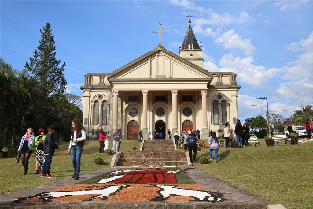 Fiéis participam da procissão de Corpus Christi em Santa Maria e Vale Vêneto; confira imagens