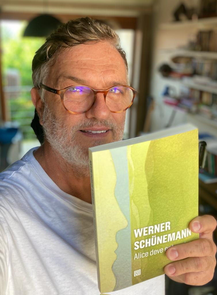 Ator e escritor Werner Schünemann lança livro em Santa Maria