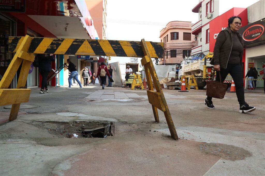 Faltando um ano para terminar a reforma, comerciantes contam os minutos para o fim das obras no Calçadão de Santa Maria