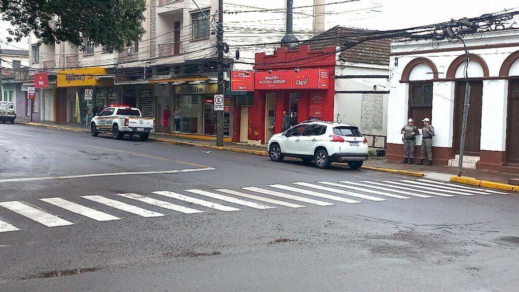 Homem é baleado em tentativa de assalto na tarde deste domingo em Santa Maria; assista