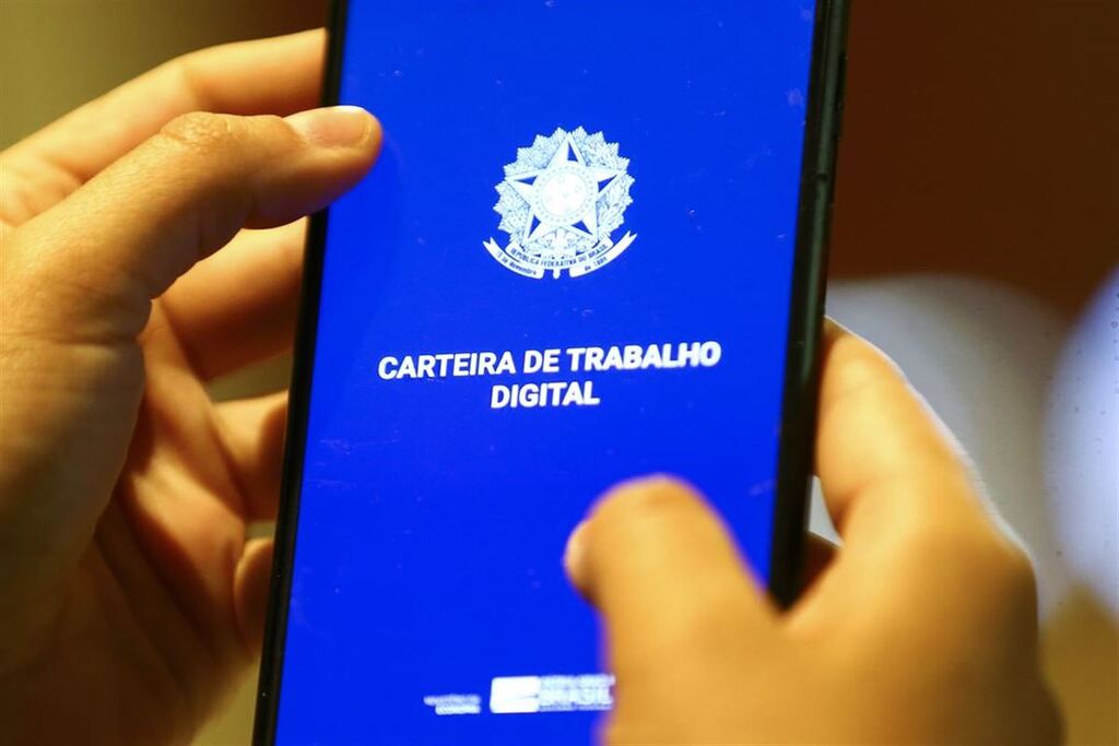 Brasil criou 196,9 mil empregos com carteira assinada em abril