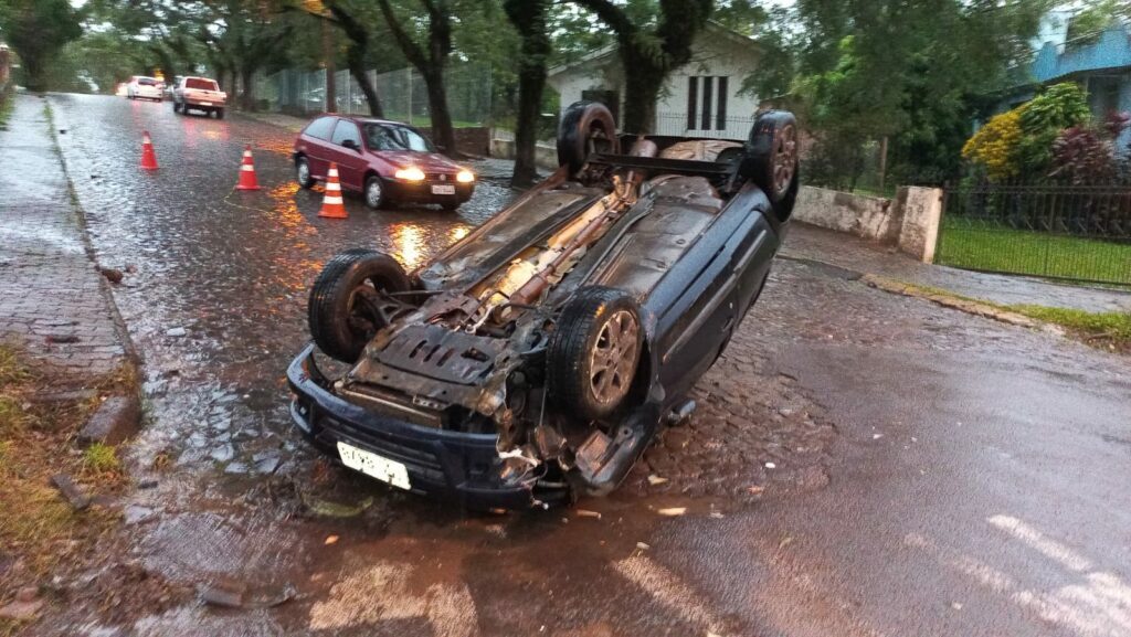 Jovem perde o controle e capota veículo em Santa Maria