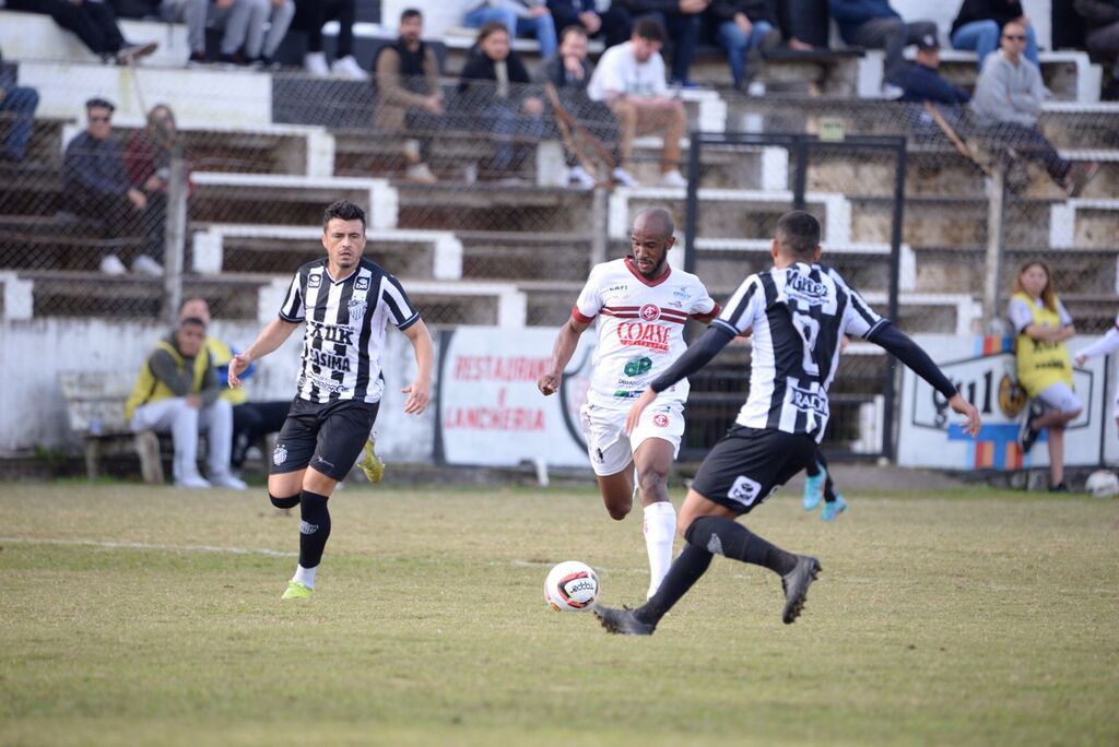 Em jogo disputado, Inter-SM empata com Santa Cruz nos Plátanos