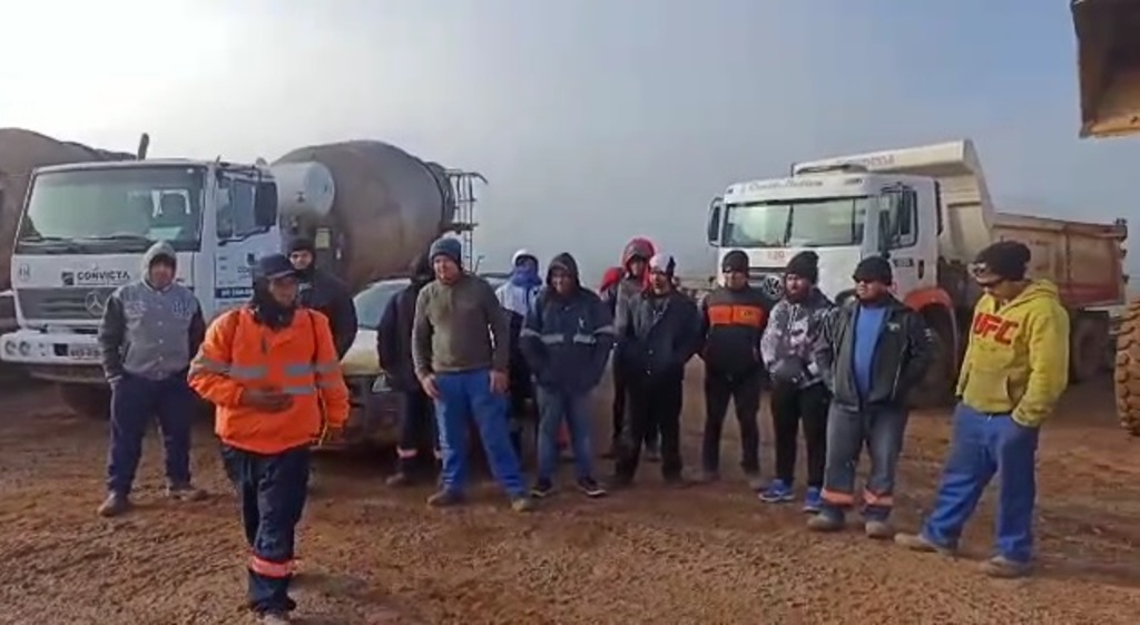 Ex-Funcionários fazem protesto e paralisam obras de duas Pequenas Centrais Hidrelétricas de Quevedos