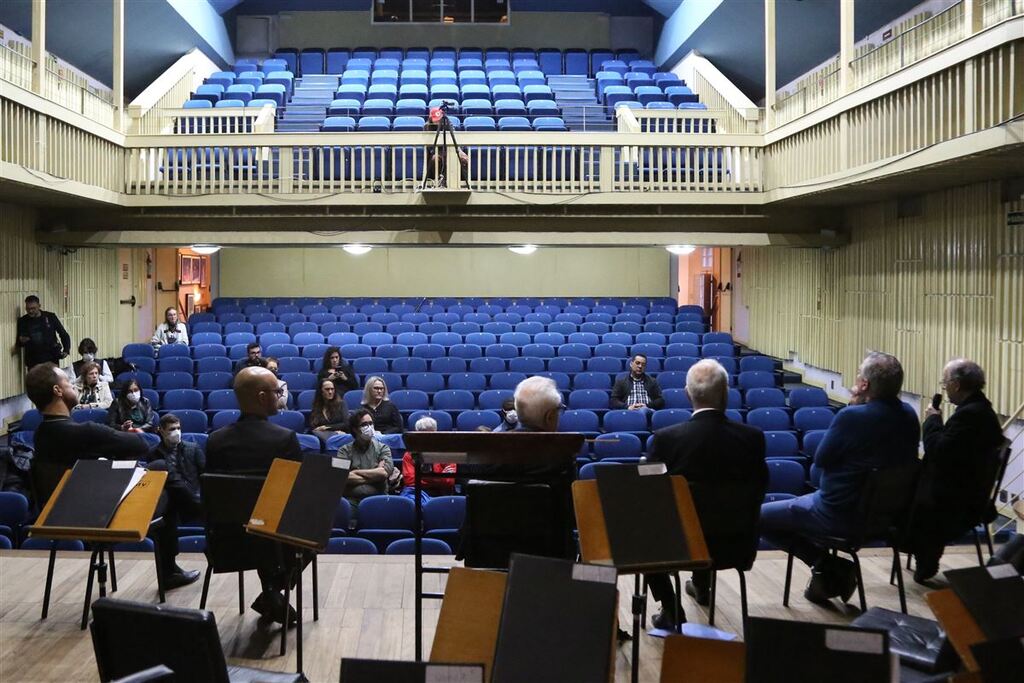 Celebração de aniversário e de obras vivas no Theatro Treze de Maio