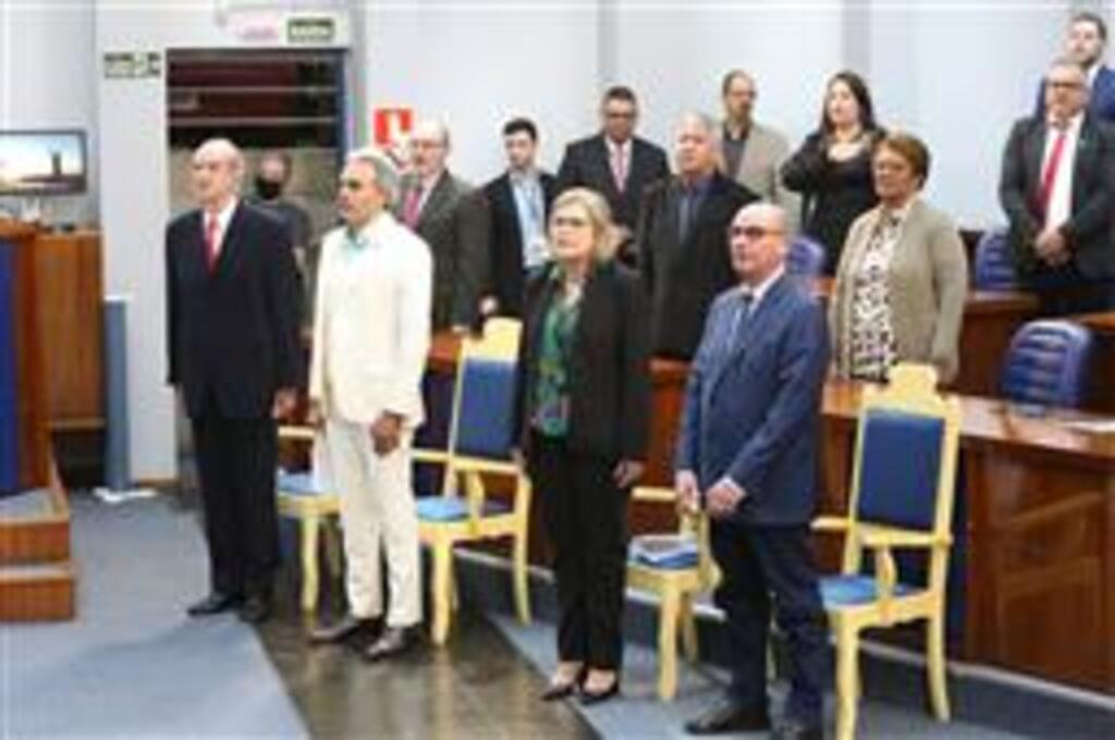 Jaqueline Silveira: cerimônia de homenagens na Câmara de Santa Maria reúne políticos e é marcada pela emoção