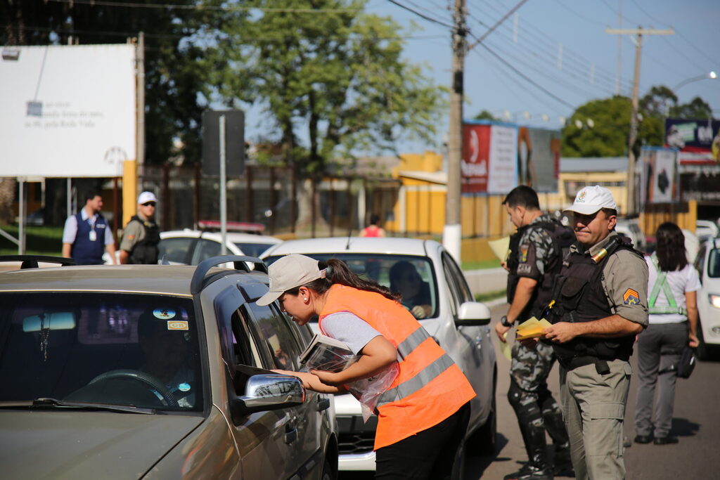 Blitz educativa na Avenida Medianeira alerta para os cuidados do trânsito