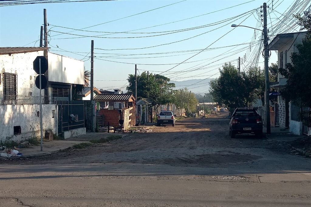 Jovem é preso com moto furtada, drogas e munições no Bairro Noal